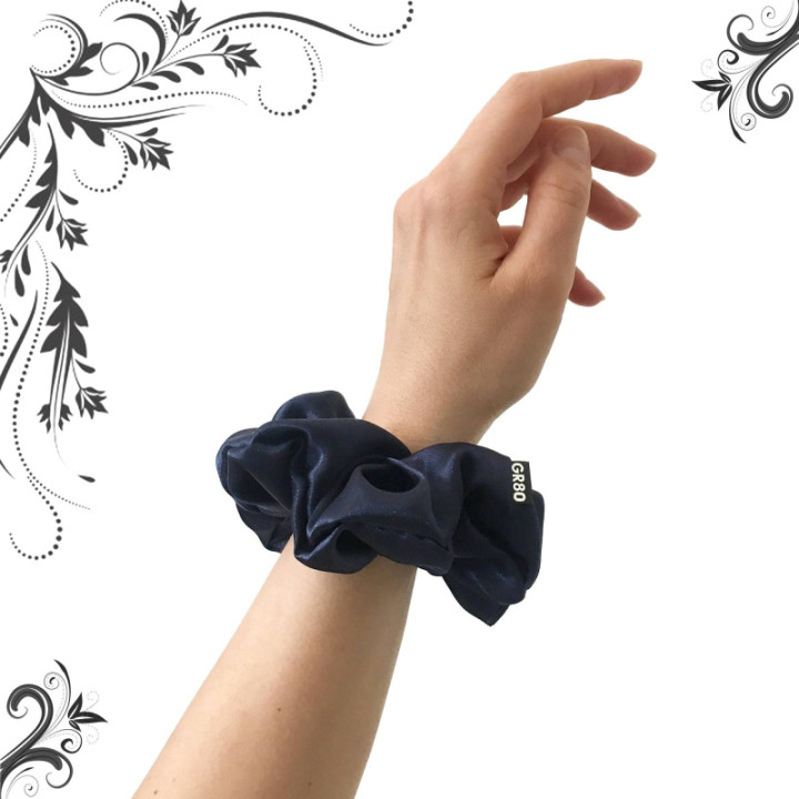 Prémium minőségű, indigókék szatén selyem scrunchie / hajgumi. Átmérője kb. 12 cm
