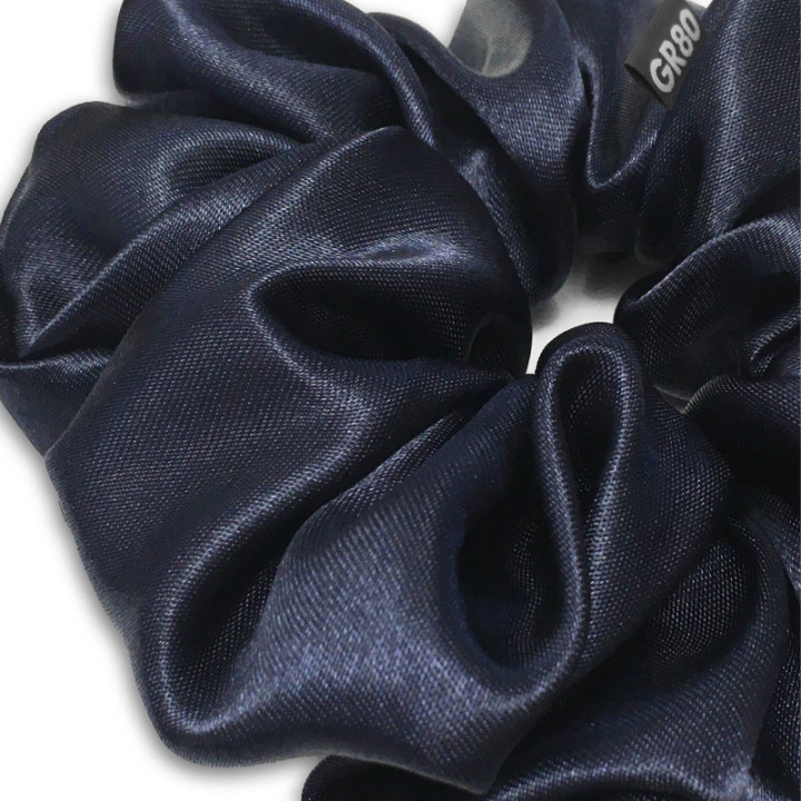 Prémium minőségű, indigókék szatén selyem scrunchie / hajgumi. Átmérője kb. 12 cm
