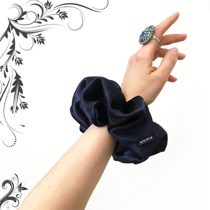 Prémium minőségű, indigókék szatén selyem óriás scrunchie / hajgumi. Átmérője kb. 16 cm
