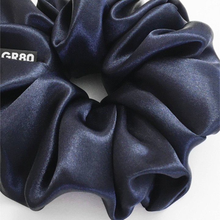 Prémium minőségű, indigókék szatén selyem óriás scrunchie / hajgumi. Átmérője kb. 16 cm
