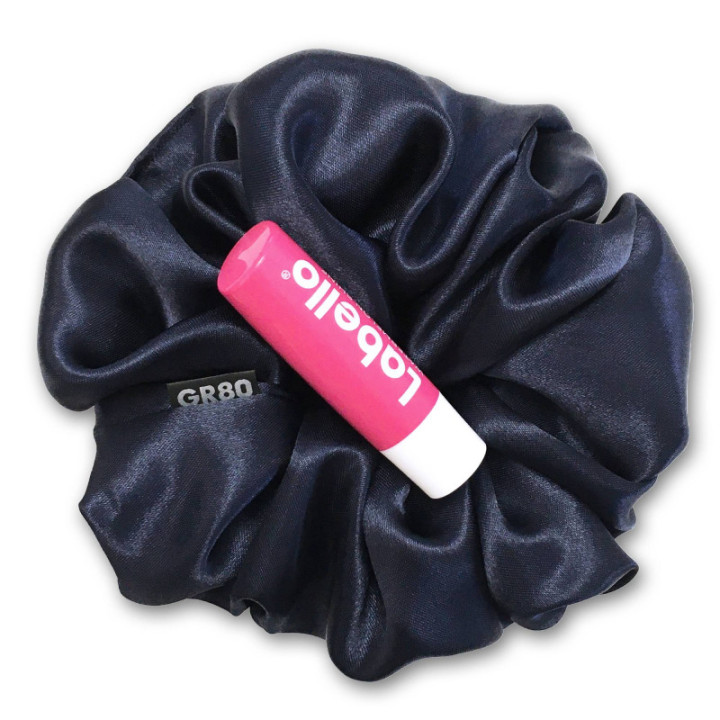Prémium minőségű, indigókék szatén selyem óriás scrunchie / hajgumi. Átmérője kb. 16 cm