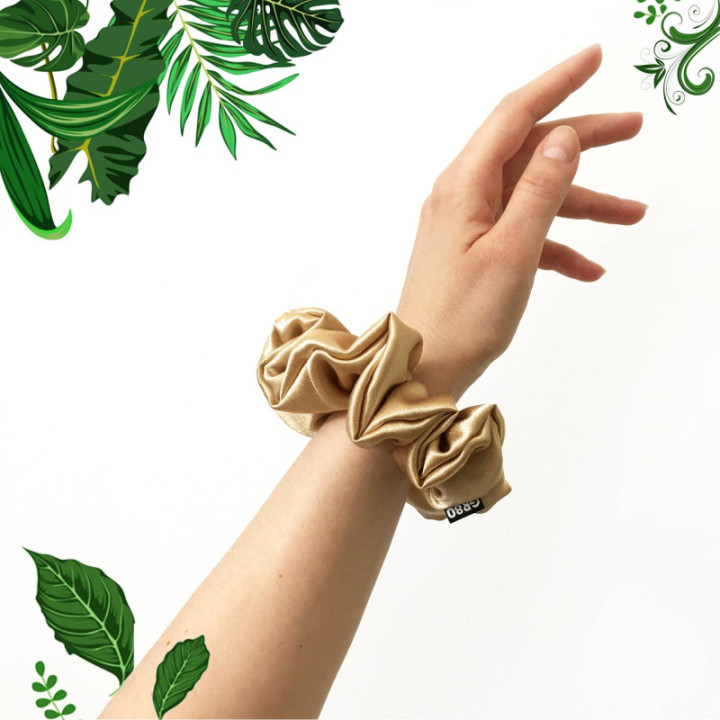 Prémium minőségű, ekrü/arany szatén selyem scrunchie / hajgumi. Átmérője kb. 12 cm