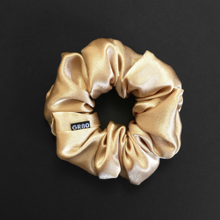 Prémium minőségű, ekrü/arany szatén selyem scrunchie / hajgumi. Átmérője kb. 12 cm