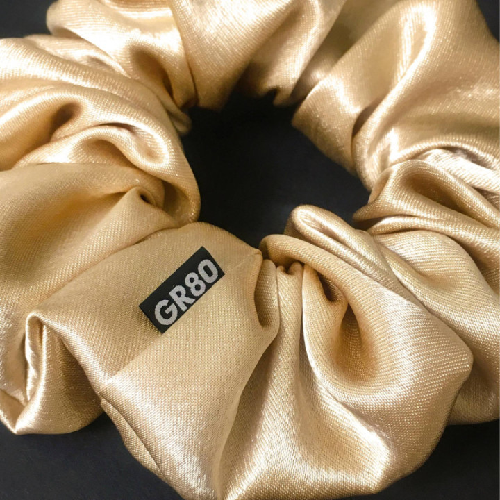 Prémium minőségű, ekrü/arany szatén selyem scrunchie / hajgumi. Átmérője kb. 12 cm