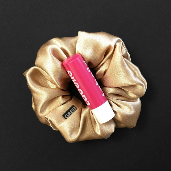 Prémium minőségű, ekrü/arany szatén selyem scrunchie / hajgumi. Átmérője kb. 12 cm