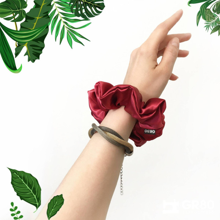 Bordó hajgumi (scrunchie) prémium minőségű, vastagabb szatén selyemből. Átmérője kb. 12 cm