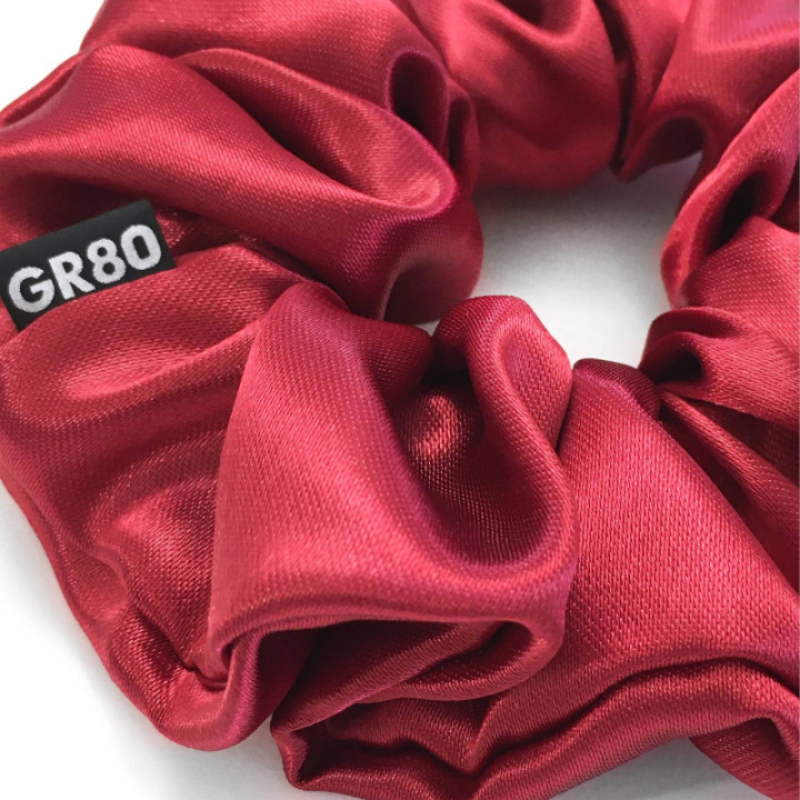 Bordó hajgumi (scrunchie) prémium minőségű, vastagabb szatén selyemből. Átmérője kb. 12 cm