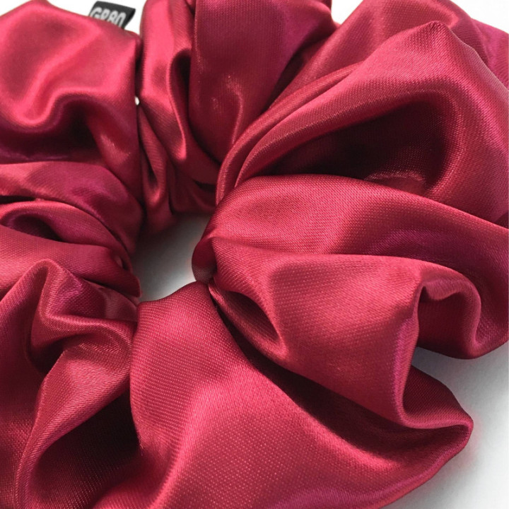 Óriás bordó hajgumi (scrunchie) prémium minőségű, vastagabb szatén selyemből. Átmérője kb. 16 cm