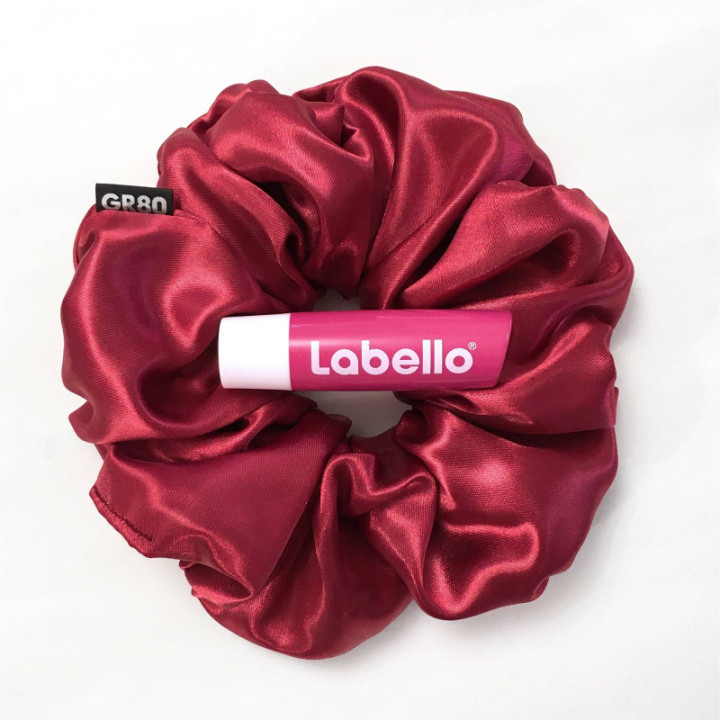 Óriás bordó hajgumi (scrunchie) prémium minőségű, vastagabb szatén selyemből. Átmérője kb. 16 cm