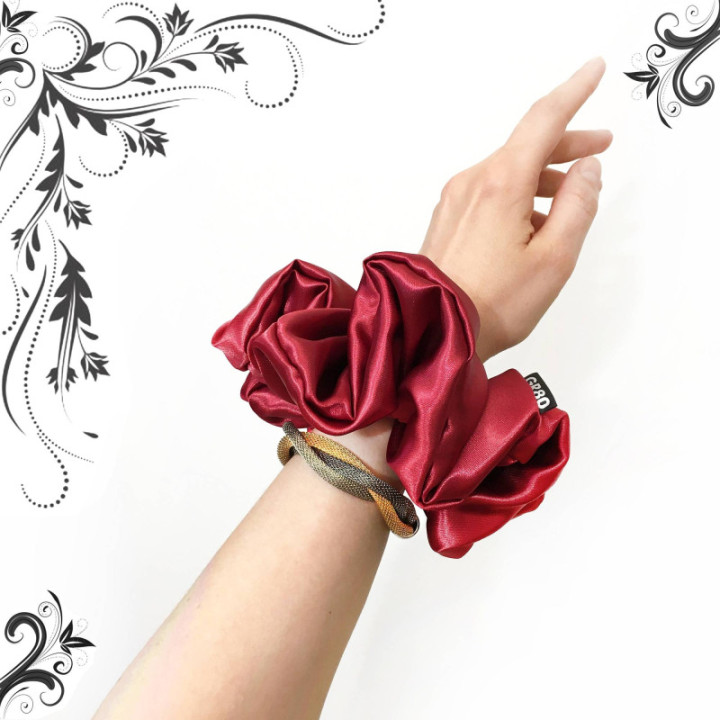 Óriás bordó hajgumi (scrunchie) prémium minőségű, vastagabb szatén selyemből. Átmérője kb. 16 cm