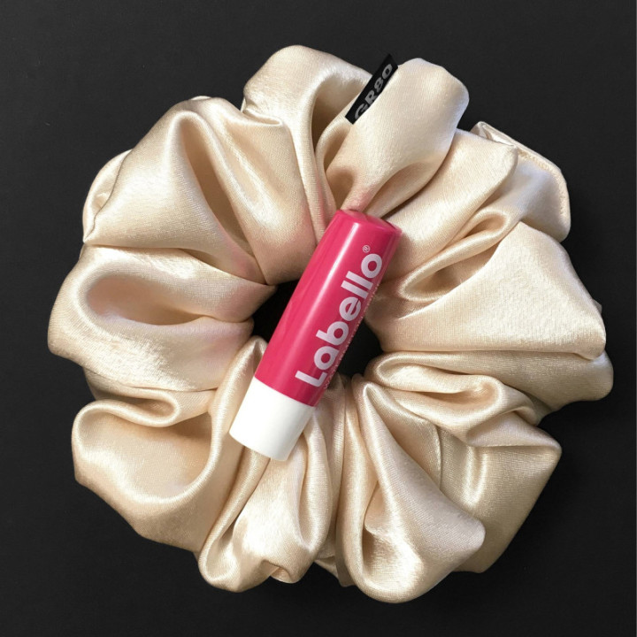 Óriás ekrü/elefántcsont hajgumi (scrunchie) prémium minőségű szatén selyemből. Átmérője kb. 16 cm