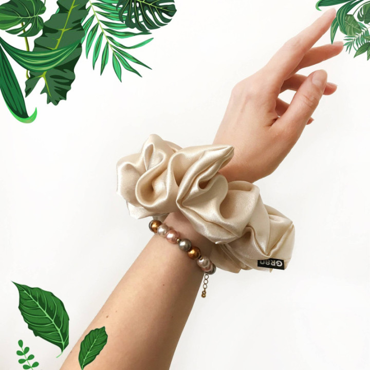 Óriás ekrü/elefántcsont hajgumi (scrunchie) prémium minőségű szatén selyemből. Átmérője kb. 16 cm