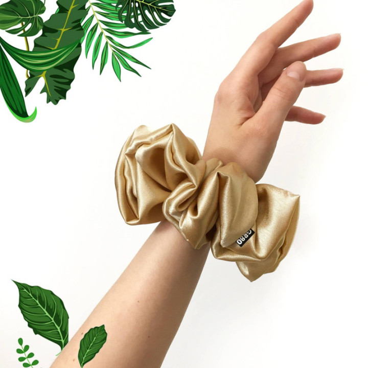 Óriás ekrü/arany hajgumi (scrunchie) prémium minőségű szatén selyemből. Átmérője kb. 16 cm
