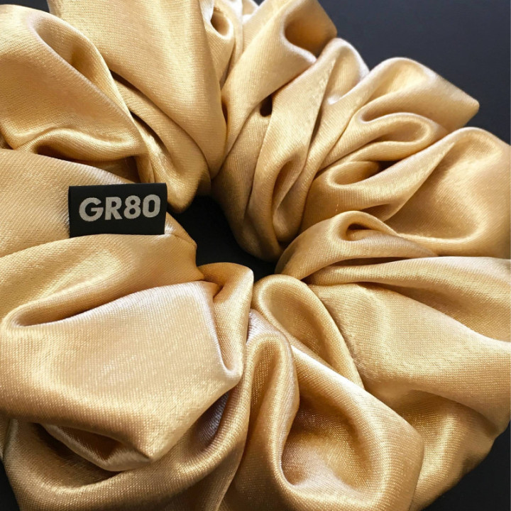 Óriás ekrü/arany hajgumi (scrunchie) prémium minőségű szatén selyemből. Átmérője kb. 16 cm