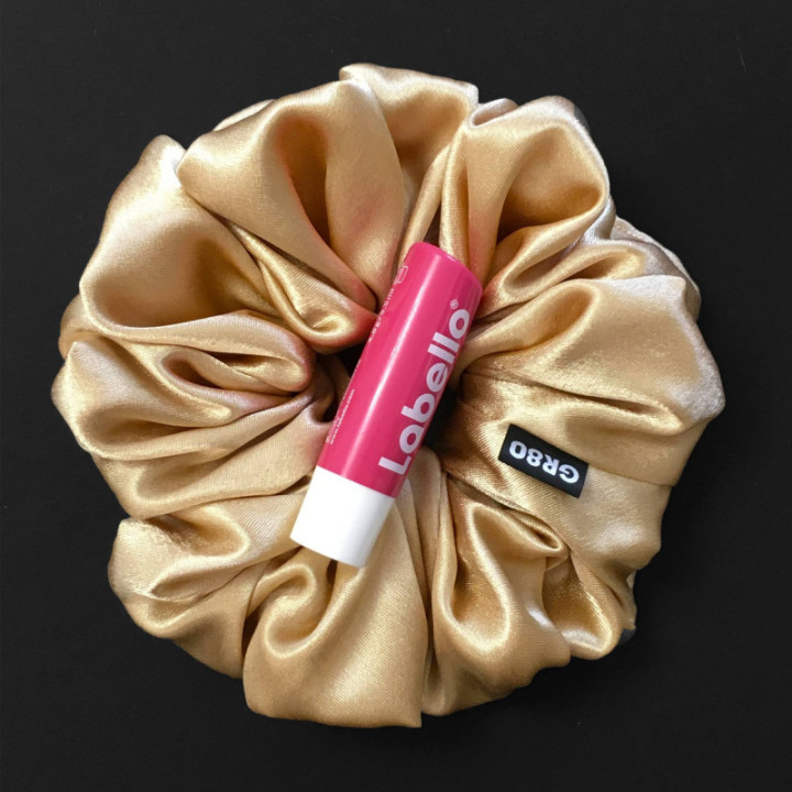 Óriás ekrü/arany hajgumi (scrunchie) prémium minőségű szatén selyemből. Átmérője kb. 16 cm