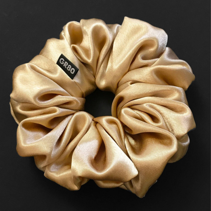 Óriás ekrü/arany hajgumi (scrunchie) prémium minőségű szatén selyemből. Átmérője kb. 16 cm