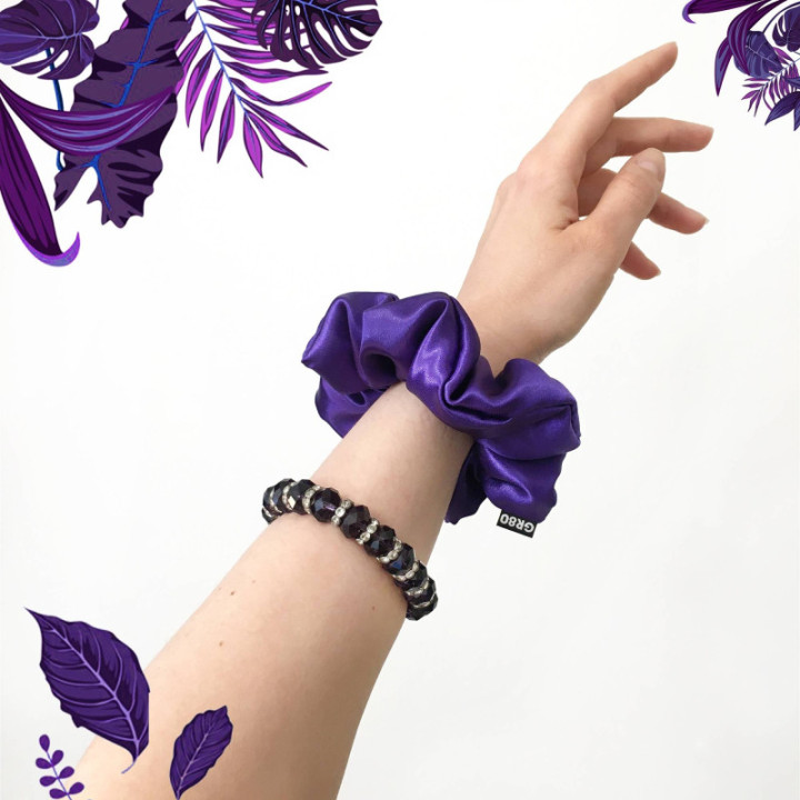 Lila hajgumi (scrunchie) prémium minőségű, vastagabb szatén selyemből. Átmérője kb. 12 cm