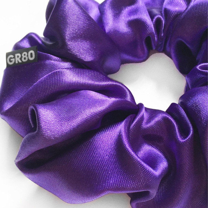 Lila hajgumi (scrunchie) prémium minőségű, vastagabb szatén selyemből. Átmérője kb. 12 cm