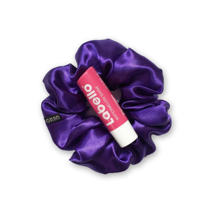Lila hajgumi (scrunchie) prémium minőségű, vastagabb szatén selyemből. Átmérője kb. 12 cm