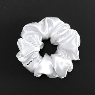 Prémium minőségű, vastagabb hófehér szatén selyem scrunchie / hajgumi. Átmérője kb. 12 cm