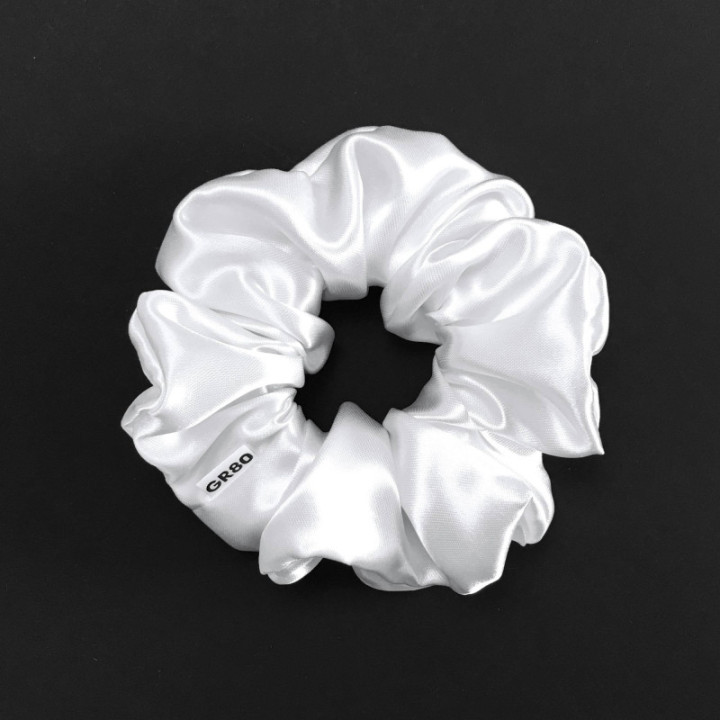 Prémium minőségű, vastagabb hófehér szatén selyem scrunchie / hajgumi. Átmérője kb. 12 cm
