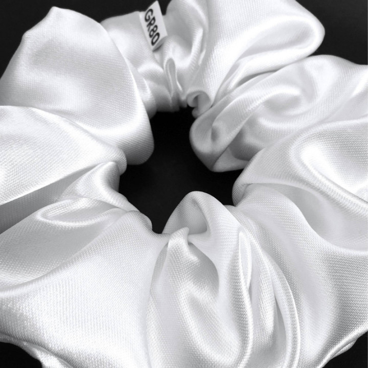 Prémium minőségű, vastagabb hófehér szatén selyem scrunchie / hajgumi. Átmérője kb. 12 cm