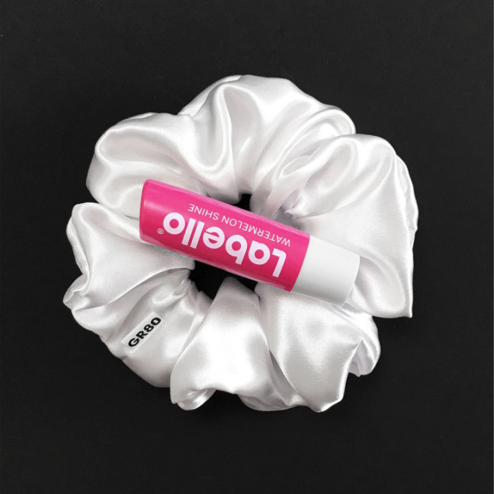 Prémium minőségű, vastagabb hófehér szatén selyem scrunchie / hajgumi. Átmérője kb. 12 cm