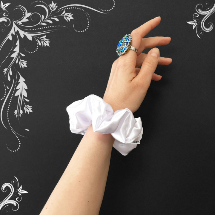 Hófehér szatén hajgumi scrunchie. Vastagabb selyem
