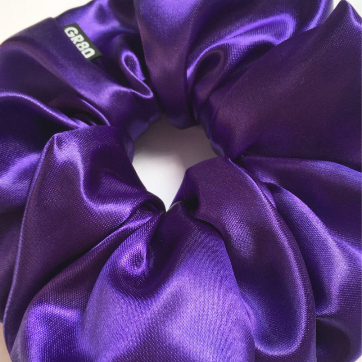 Óriás lila selyem hajgumi (scrunchie) prémium minőségű, vastagabb szaténból. Átmérője kb. 16-17 cm