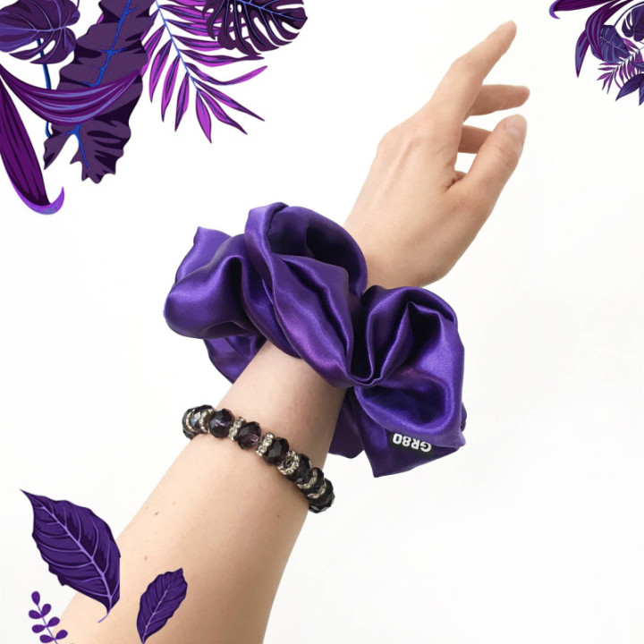 Óriás lila selyem hajgumi (scrunchie) prémium minőségű, vastagabb szaténból. Átmérője kb. 16-17 cm
