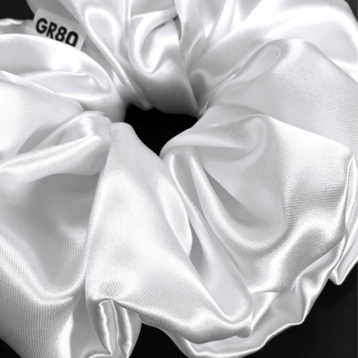Óriás hófehér selyem hajgumi (scrunchie) prémium minőségű, vastagabb szaténból. Átmérője kb. 16-17 cm