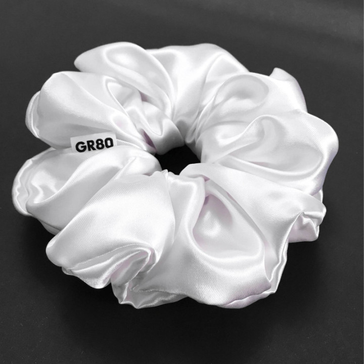 Óriás hófehér selyem hajgumi (scrunchie) prémium minőségű, vastagabb szaténból. Átmérője kb. 16-17 cm