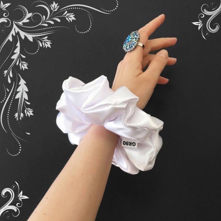 Óriás hófehér selyem hajgumi (scrunchie) prémium minőségű, vastagabb szaténból. Átmérője kb. 16-17 cm