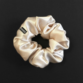 Ekrü/elefántcsont selyem hajgumi (scrunchie) prémium minőségű szaténból. Átmérője kb. 12 cm