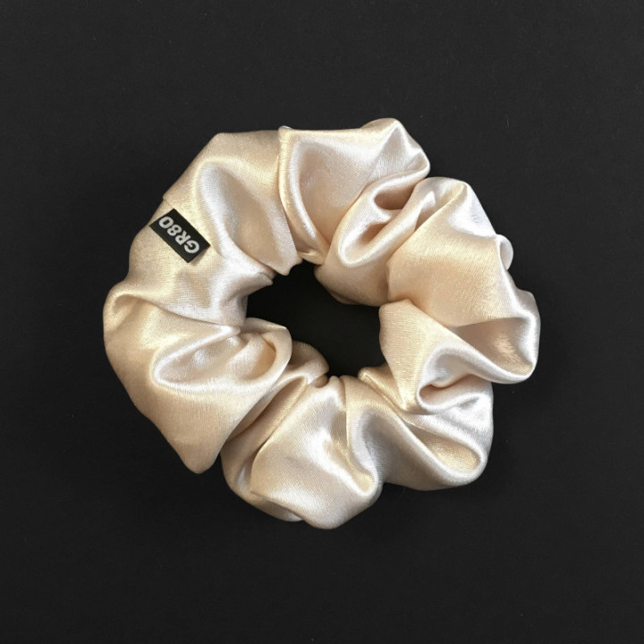 Ekrü/elefántcsont selyem hajgumi (scrunchie) prémium minőségű szaténból. Átmérője kb. 12 cm