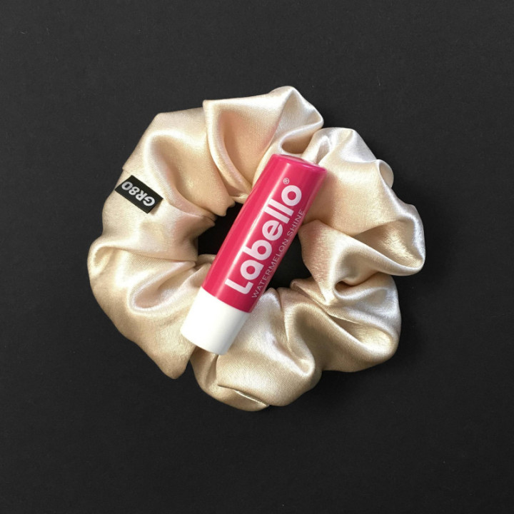 Ekrü/elefántcsont selyem hajgumi (scrunchie) prémium minőségű szaténból. Átmérője kb. 12 cm