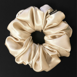 Óriás ekrü/elefántcsont hajgumi (scrunchie) prémium minőségű szatén selyemből. Átmérője kb. 16 cm