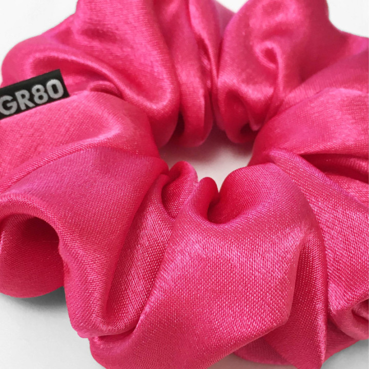 Prémium minőségű, pink színű szatén selyem scrunchie / hajgumi. Átmérője kb. 12 cm