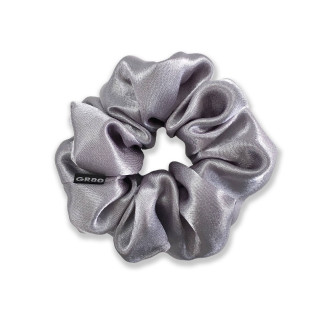 Ezüst/közép szürke selyem hajgumi (scrunchie) prémium minőségű szaténból. Átmérője kb. 12 cm