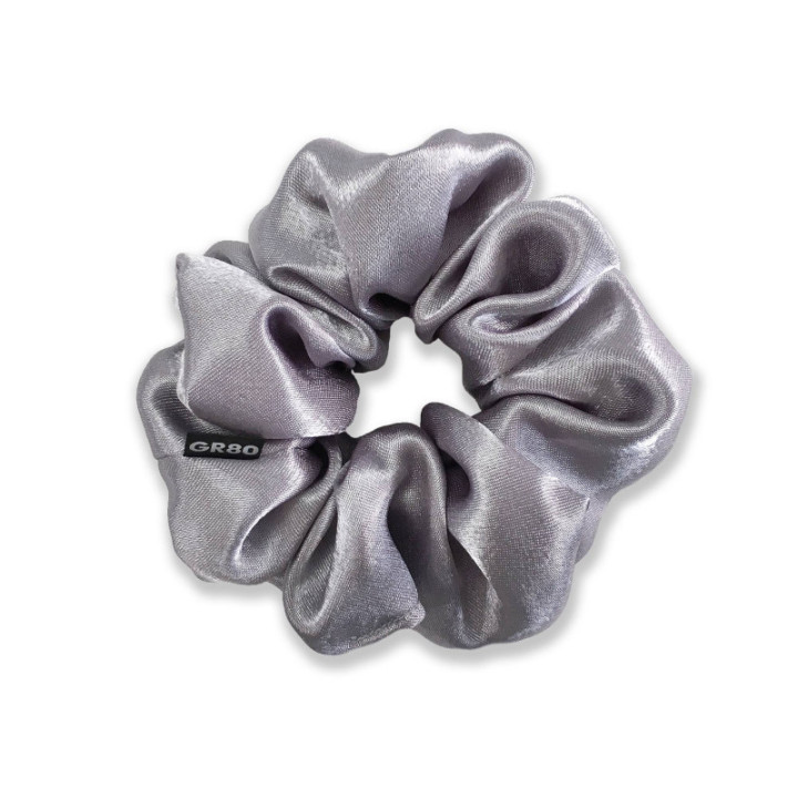 Ezüst/közép szürke selyem hajgumi (scrunchie) prémium minőségű szaténból. Átmérője kb. 12 cm