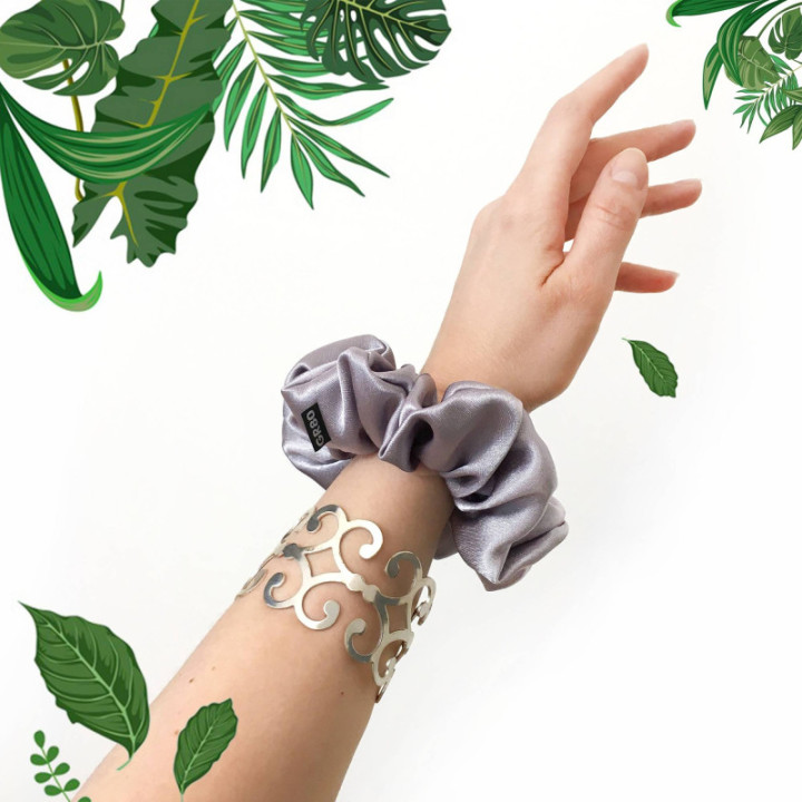 Ezüst/közép szürke selyem hajgumi (scrunchie) prémium minőségű szaténból. Átmérője kb. 12 cm