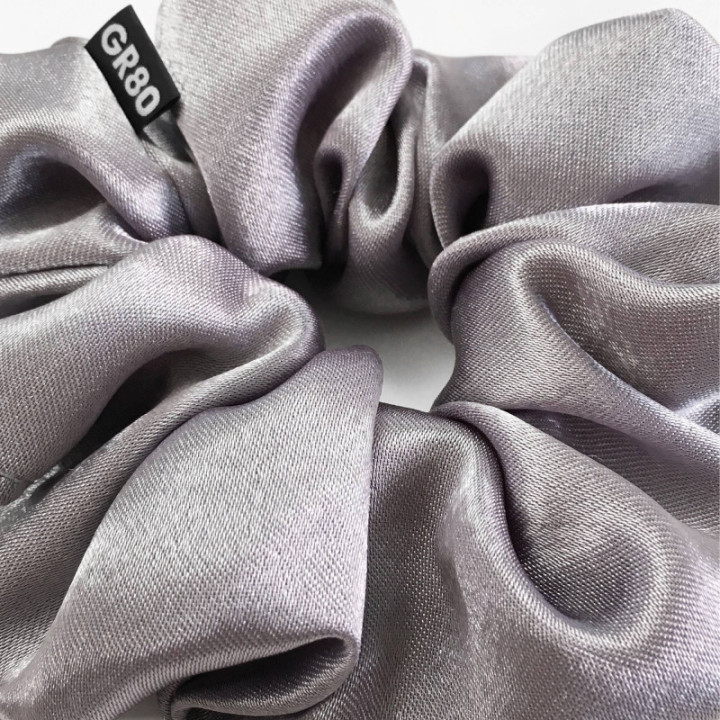 Ezüst/közép szürke selyem hajgumi (scrunchie) prémium minőségű szaténból. Átmérője kb. 12 cm