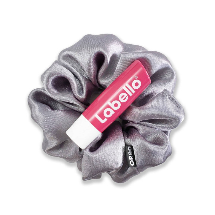 Ezüst/közép szürke selyem hajgumi (scrunchie) prémium minőségű szaténból. Átmérője kb. 12 cm