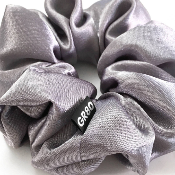 Ezüst/közép szürke selyem hajgumi (scrunchie) prémium minőségű szaténból. Átmérője kb. 12 cm