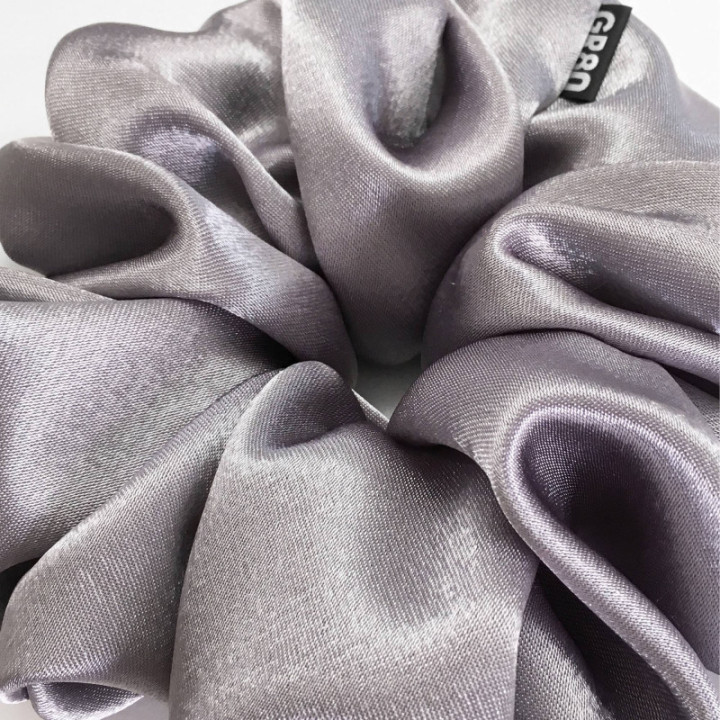 Óriás ezüst/közép szürke selyem hajgumi (scrunchie) prémium minőségű szaténból. Átmérője kb. 16 cm