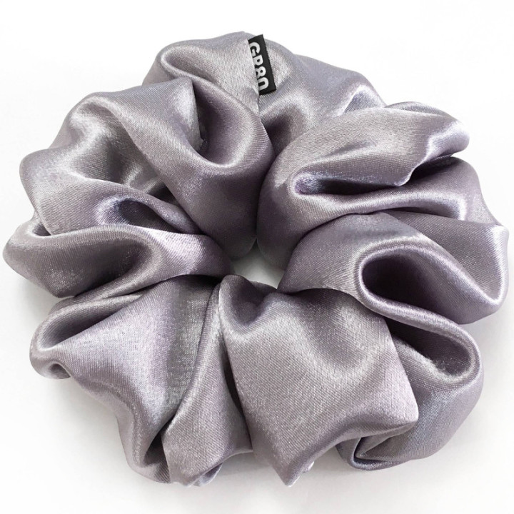 Óriás ezüst/közép szürke selyem hajgumi (scrunchie) prémium minőségű szaténból. Átmérője kb. 16 cm