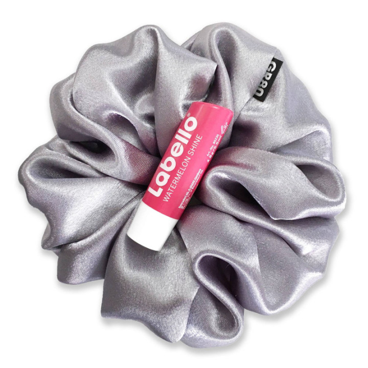 Óriás ezüst/közép szürke selyem hajgumi (scrunchie) prémium minőségű szaténból. Átmérője kb. 16 cm