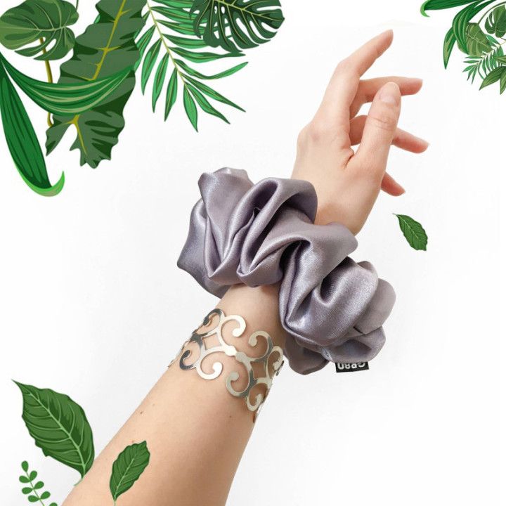 Óriás ezüst/közép szürke selyem hajgumi (scrunchie) prémium minőségű szaténból. Átmérője kb. 16 cm
