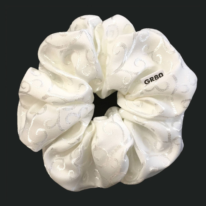 Óriás, inda mintával hímzett hajgumi (scrunchie) prémium minőségű anyagból. Átmérője kb. 16-17 cm. Törtfehér szín