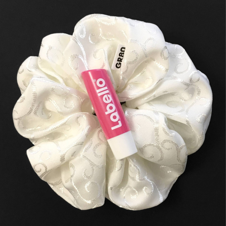 Óriás, inda mintával hímzett hajgumi (scrunchie) prémium minőségű anyagból. Átmérője kb. 16-17 cm. Törtfehér szín